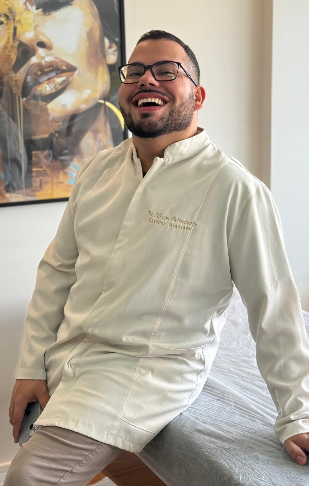 Foto oficial do Dr. Alisson Bitencourte, biomédico, professor e palestrante em saúde estética em Porto Alegre. Referêncial nacional na área.